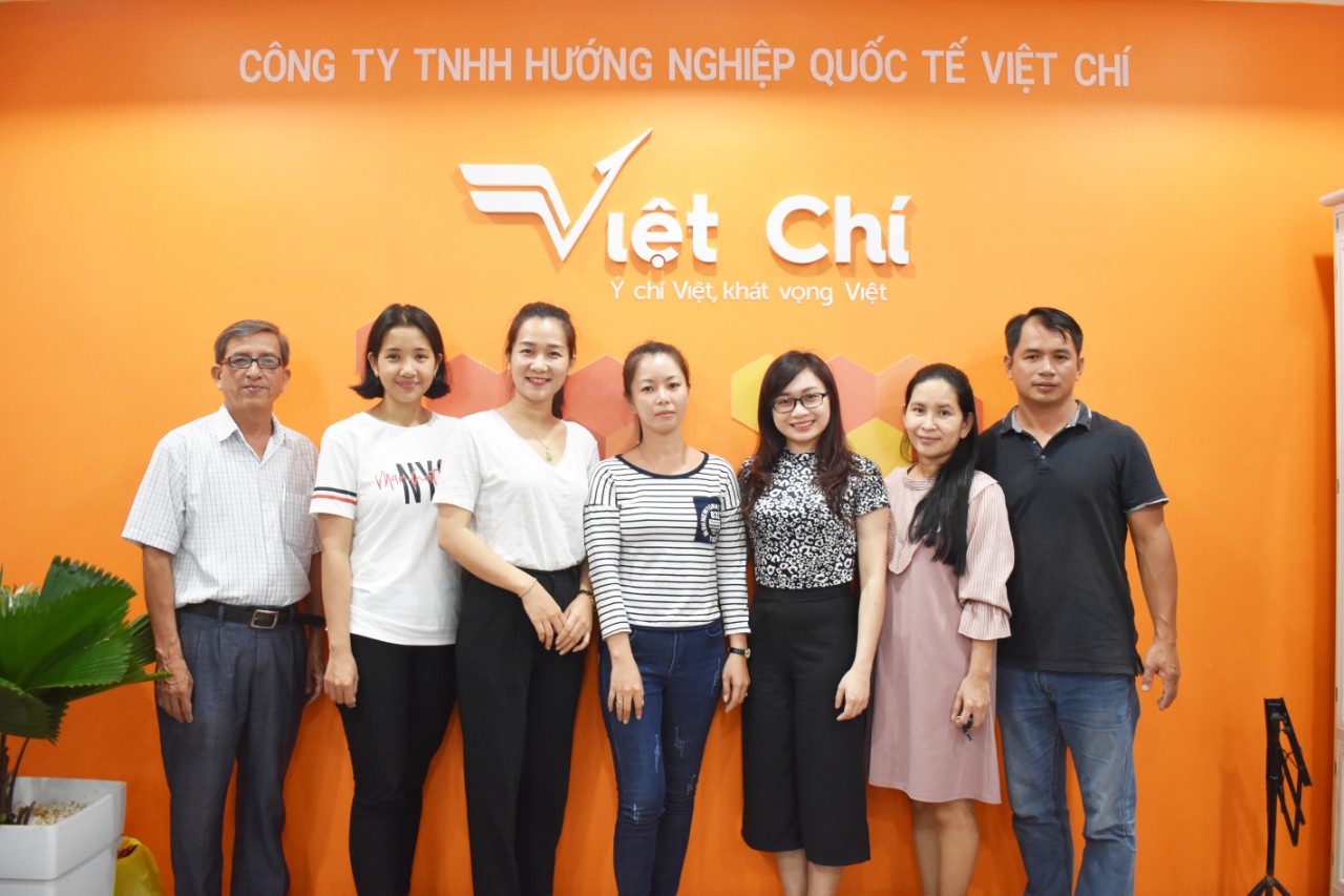 Với cộng tác viên và học viên tại Công ty Việt Chí