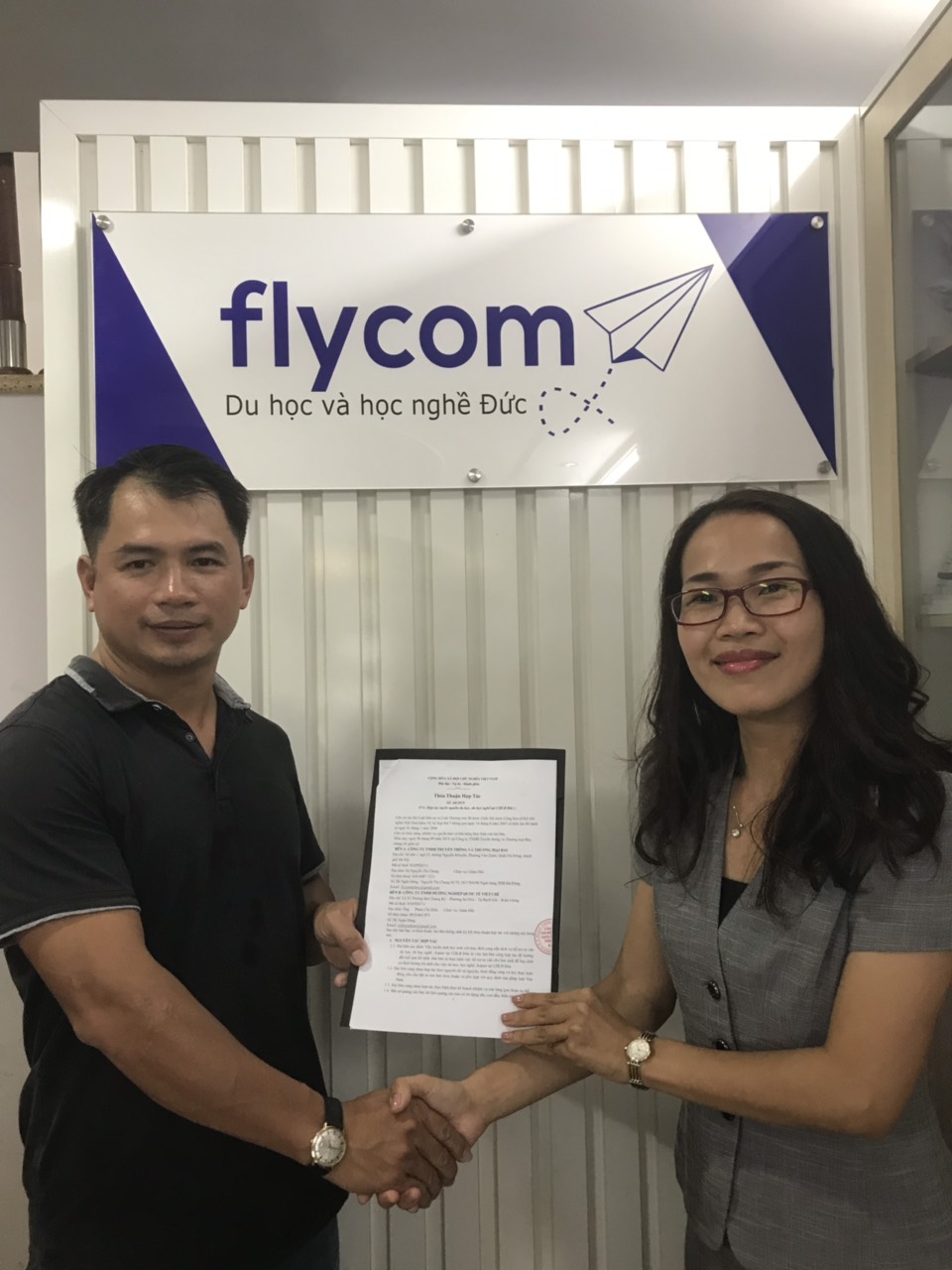 Với Bà Chung Nguyễn, Giám Đốc Flycom
